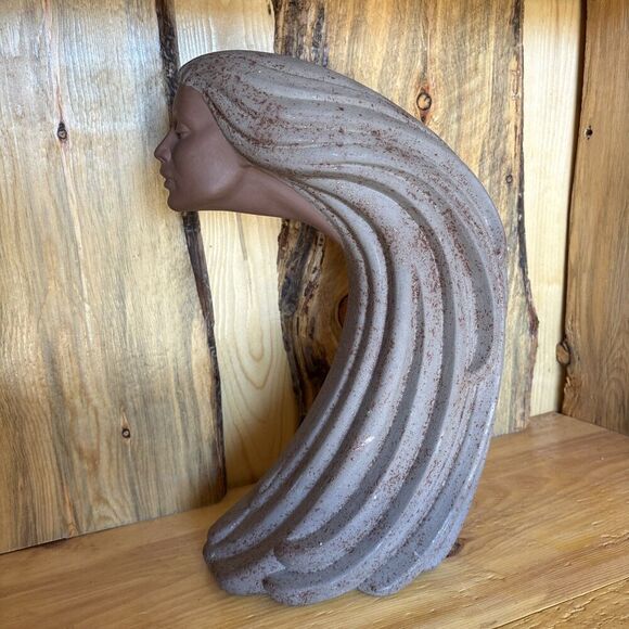 “Woman of the Wind" or "Moderne Frauenbüste Mit Langem Haar Aus Steinguss” - Picture 4 of 14